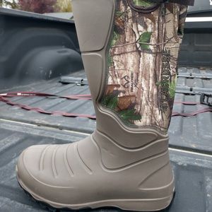 Men’s lacrosse boots.